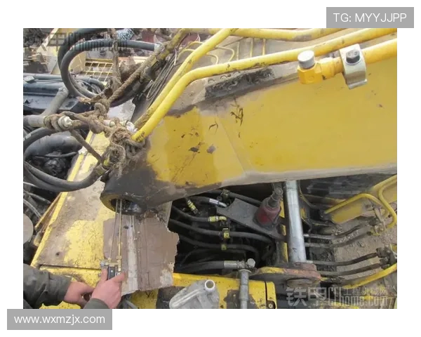 挖掘机动臂根部销轴磨损检查