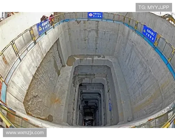 挖掘机地铁盾构井深基坑垂直出土